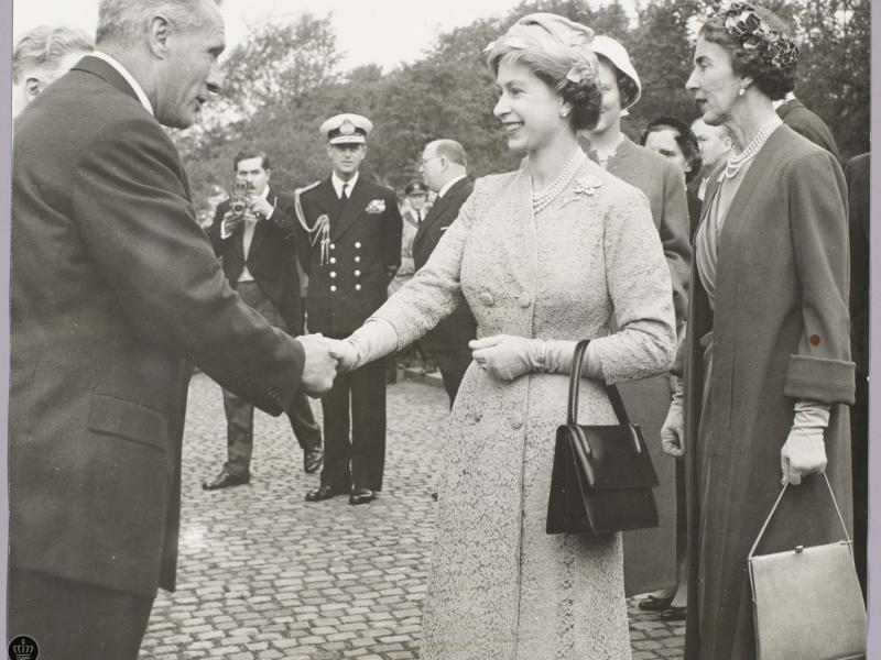 Dronning Elizabeth giver håndtryk til mand