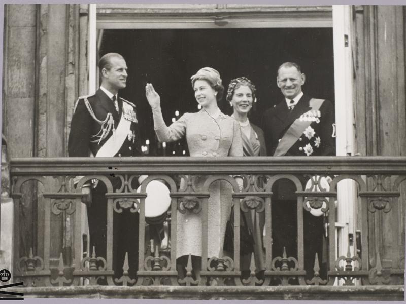 Dronning Elizabeth vinker fra balkonen, mens det danske kongepar står ved siden af