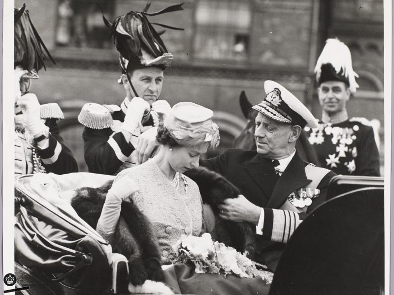 Frederik IX giver Elizabeth II pels på i karet