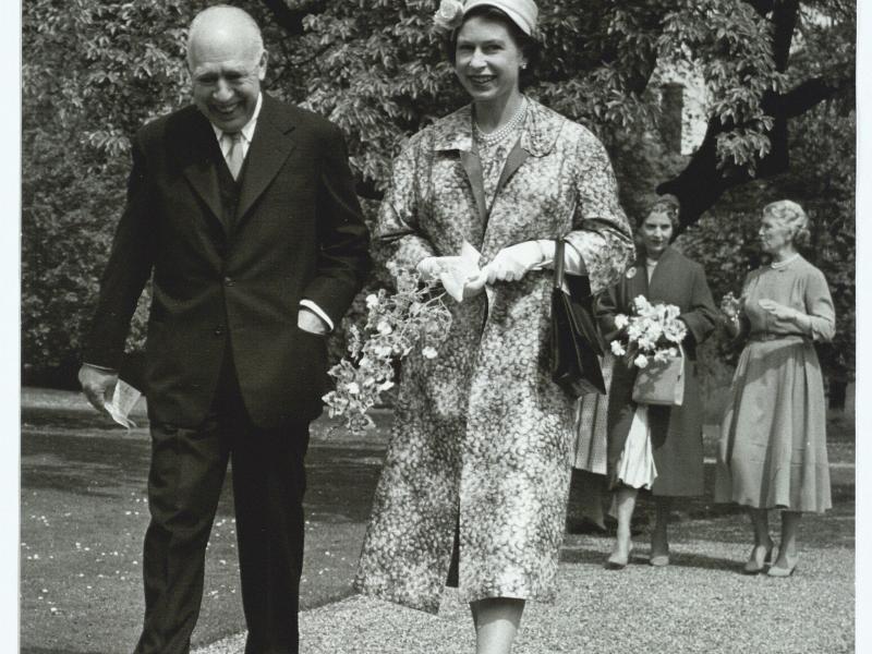 Dronning Elizabeth går side om side med Niels Bohr. De smiler begge