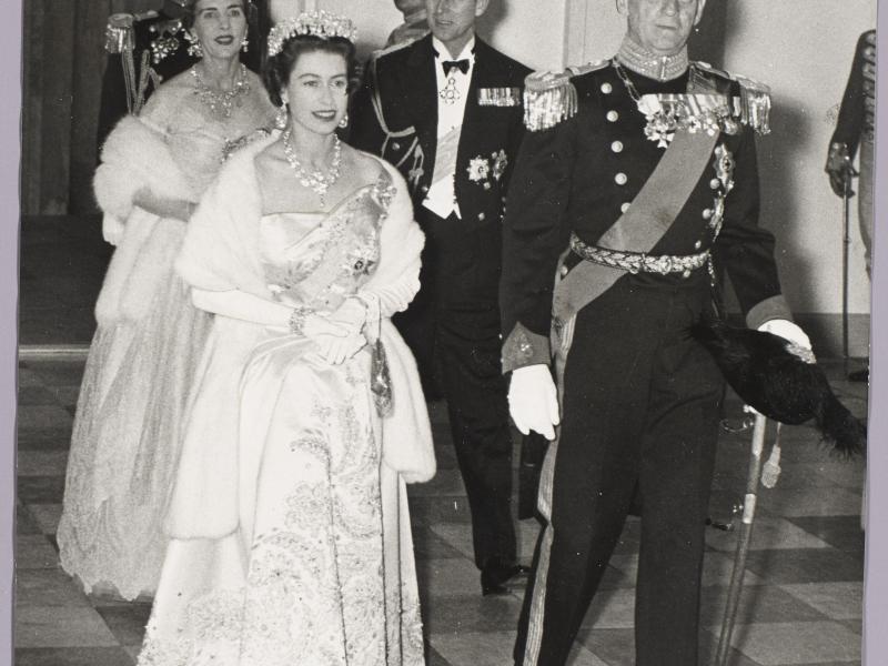 Dronning Elizabeth, hertug Philip, kong Frederik 9 og dronning Ingrid i gallatøj