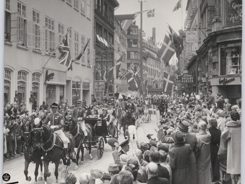 Elizabeth II kører i karet gennem København