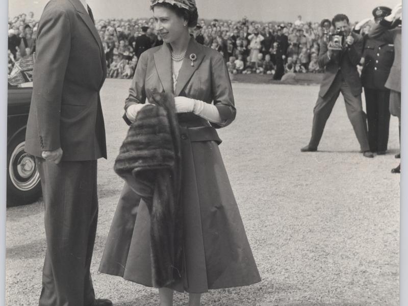 Frederik IX vender sig væk fra kameraet, mens dronning Elizabeth står med siden til