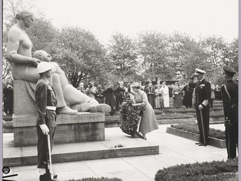 Dronning Elizabeth lægger en krans ved Mindelunden