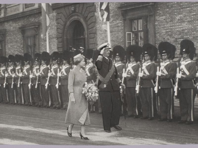 Dronning Elizabeth og kong Frederik passerer garden