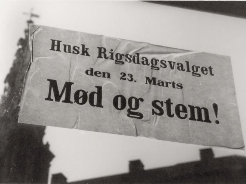 Valgplakat med ordene: "Husk Rigsdagsvalget den 23. Marts - Mød og stem!