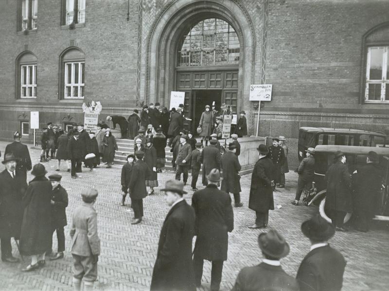 Crowd gathered in front of the town hall