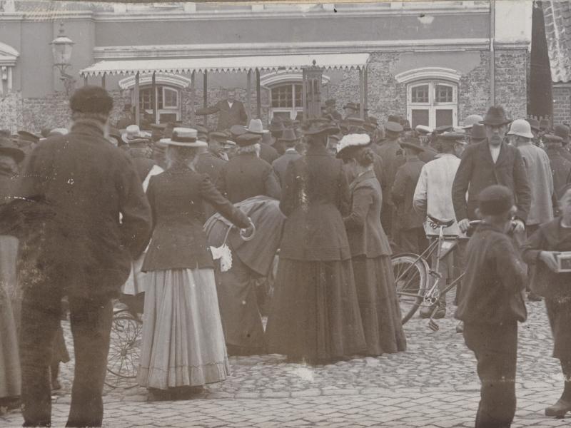 Mennesker er samlet på torv