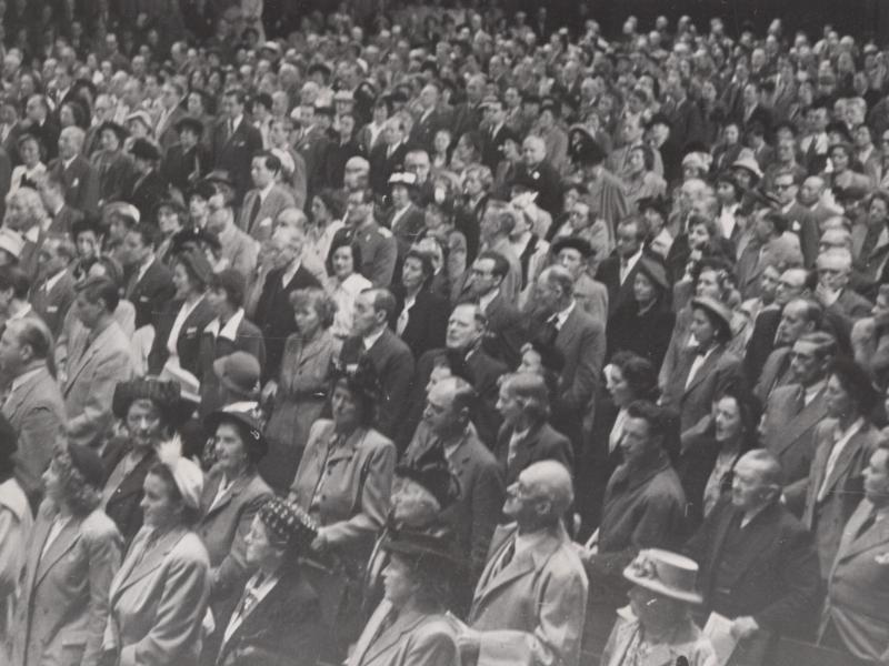 Stor menneskemængde samlet i K. B. Hallen 1950