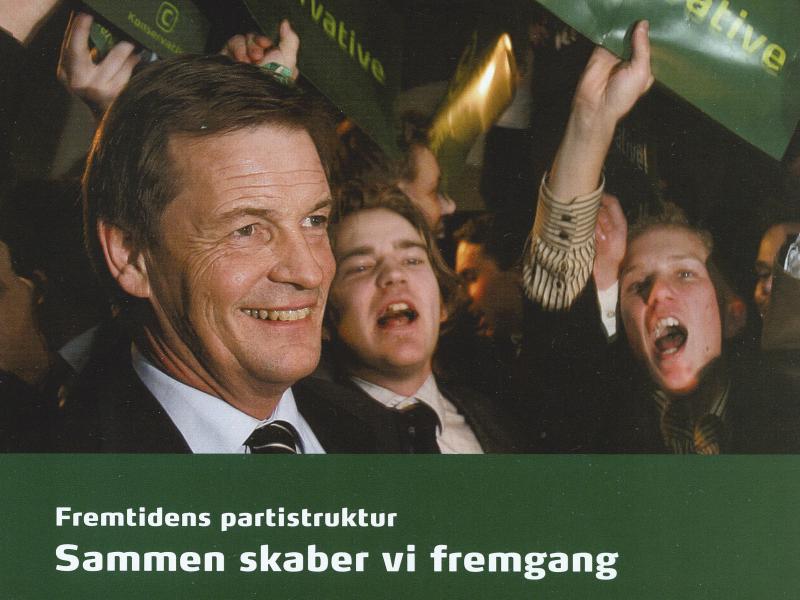 Foto af glade mænd med valgplakater for Det konservative Folkeparti, og teksten: "Sammen skaber vi fremgang"