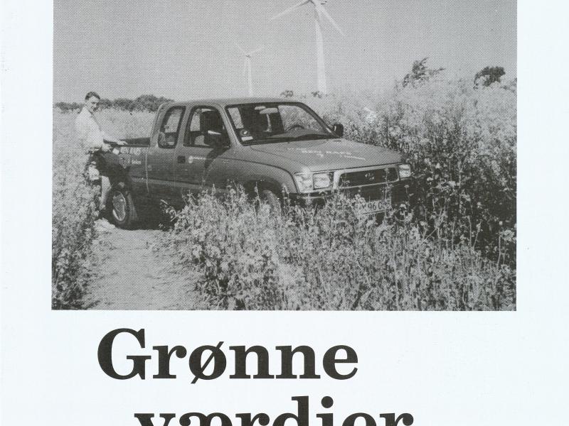 Ordene "Grønne værdier" og et foto af en mand, der tanker sin bil på en mark.