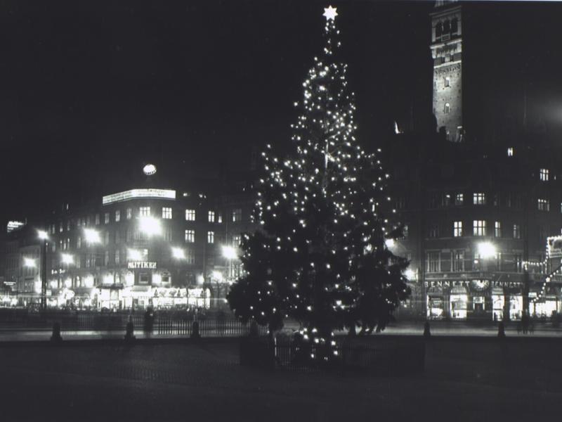 Rådhuspladsen med juletræ og lys i baggrunden