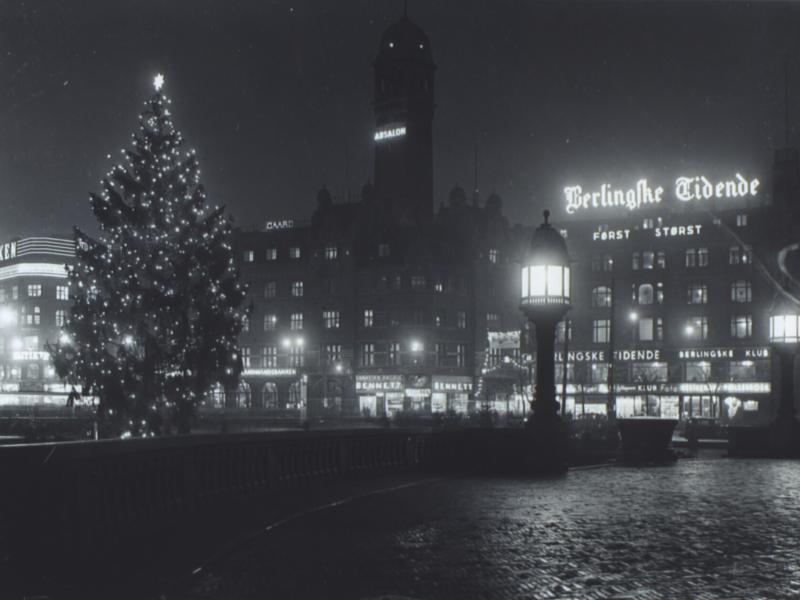 Rådhuspladsen set med juletræ og Berlingske Tidende skilt i baggrunden