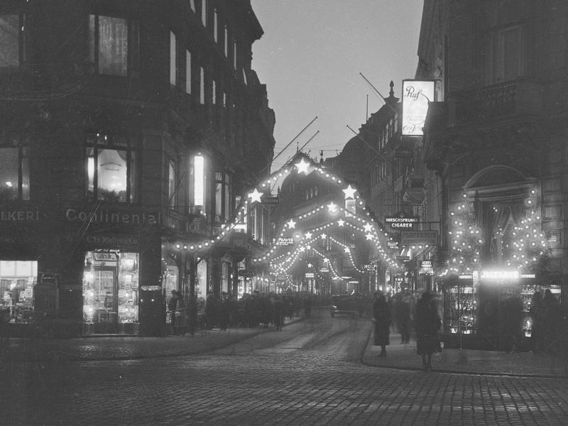 Julepynt i Østergade med folk på gaden