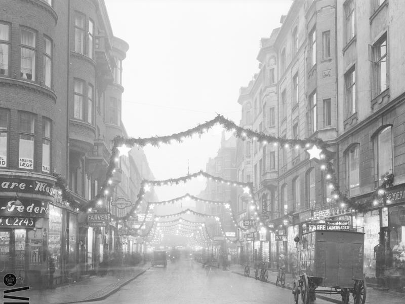 Julepynt over Strøget med bil i forgrunden