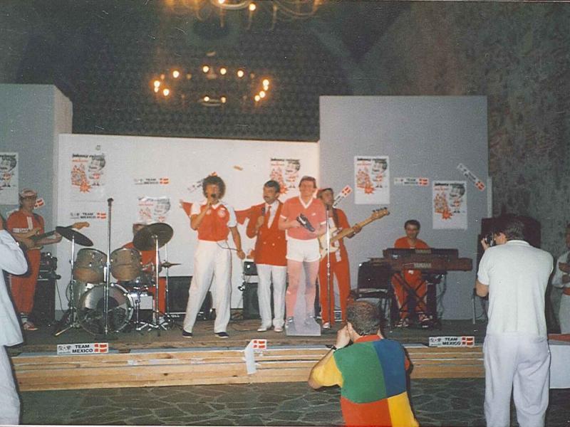 Band iklædt røde og hvide trøjer optræder på scene