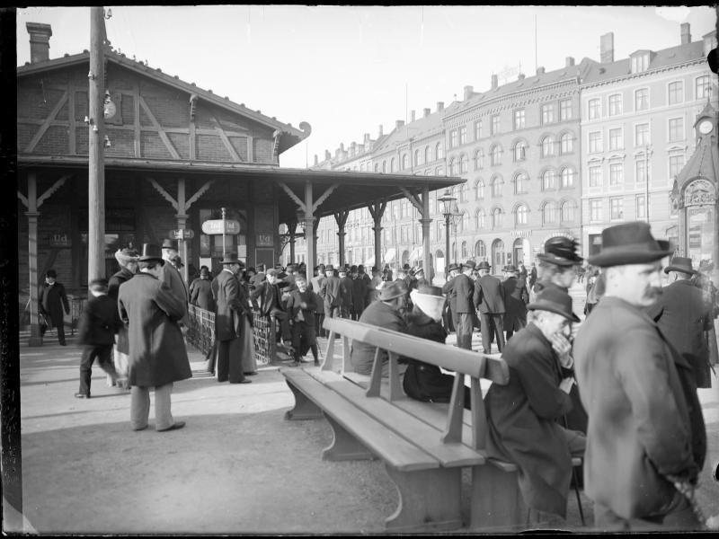 Mennesker uden for en station i København