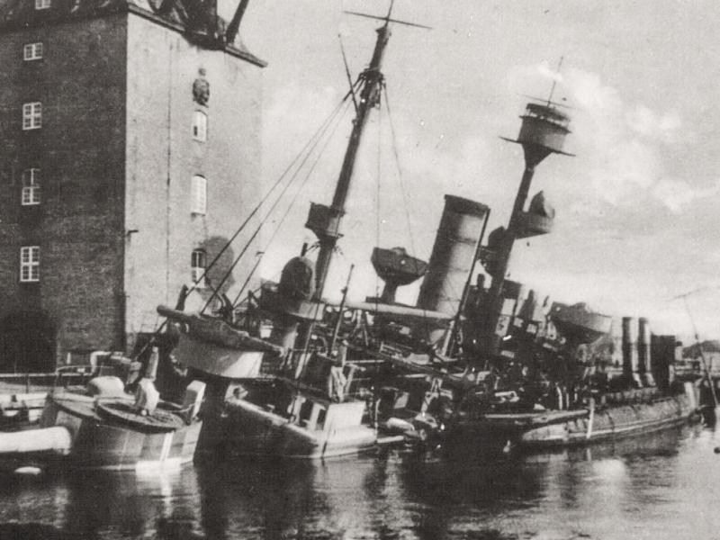 Fotografi af Peder Skram og 2 torpedobåde ved Nyholms kran, der bliver sænket.