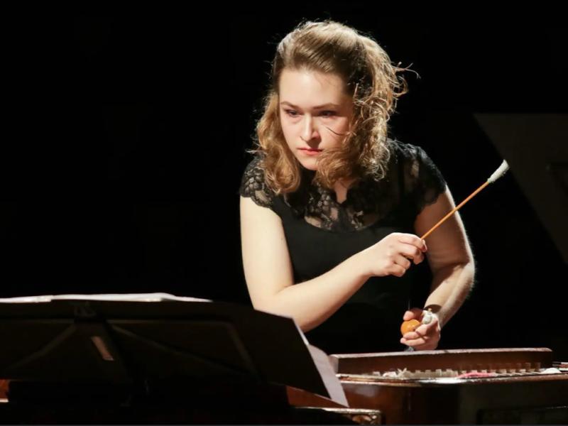 Aleksandra Dzenisenia spiller cimbalon - på dansk hakkebrædt!