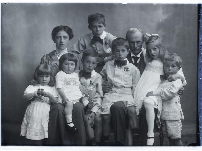 Family portrait with parents and their seven children