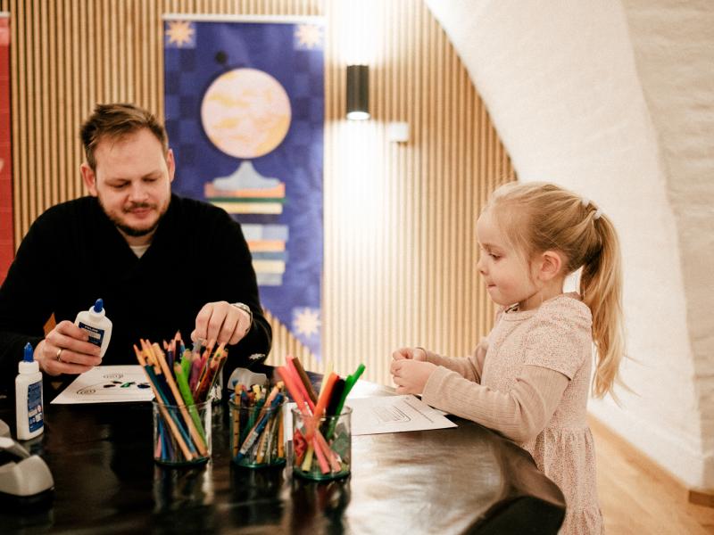 Barn og forælder er kreative