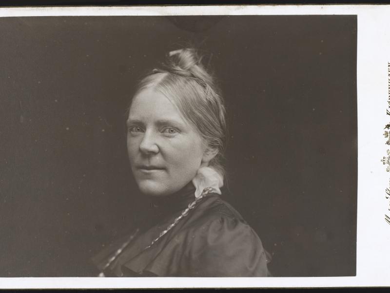 Portræt af Marie Carl Nielsen.
