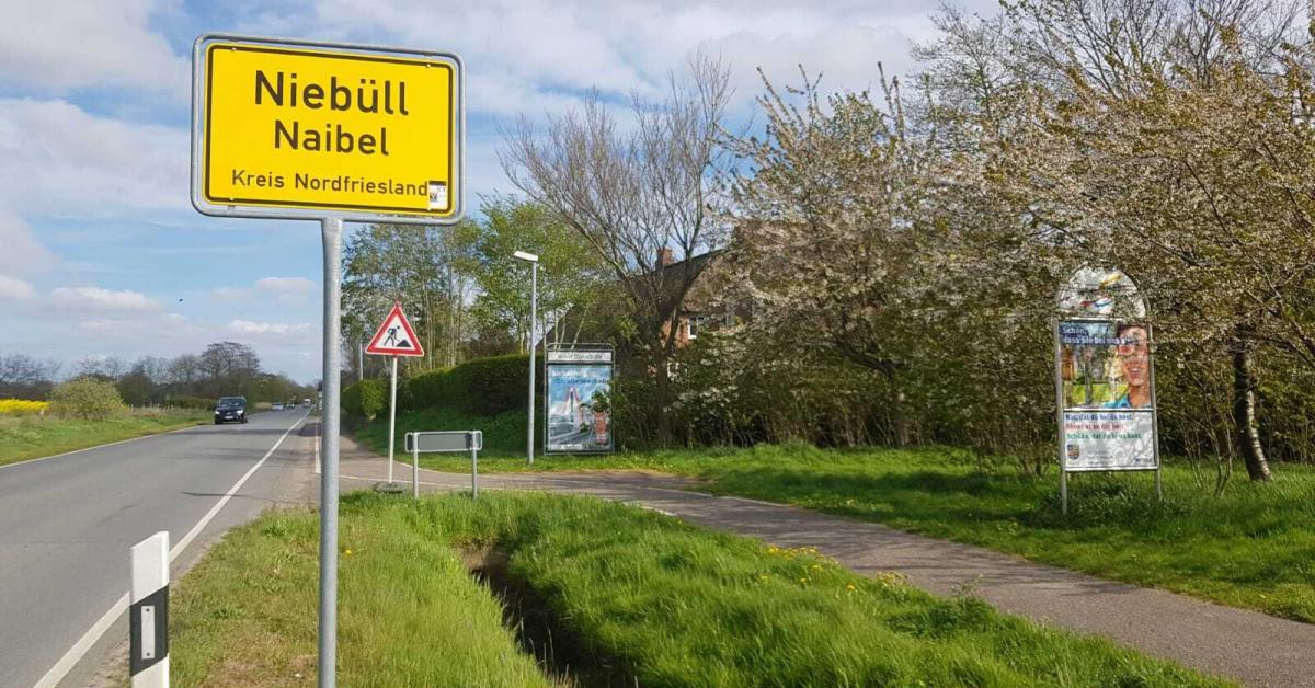 City sign at Niebüll / Naibel