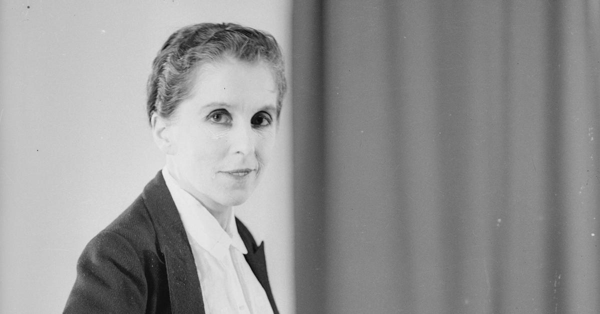 Karen Blixen poserer i blazer og skjorte