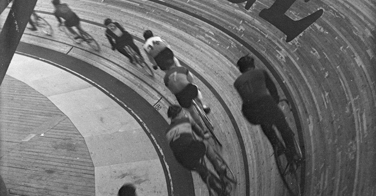Cykelryttere på en cykelbane