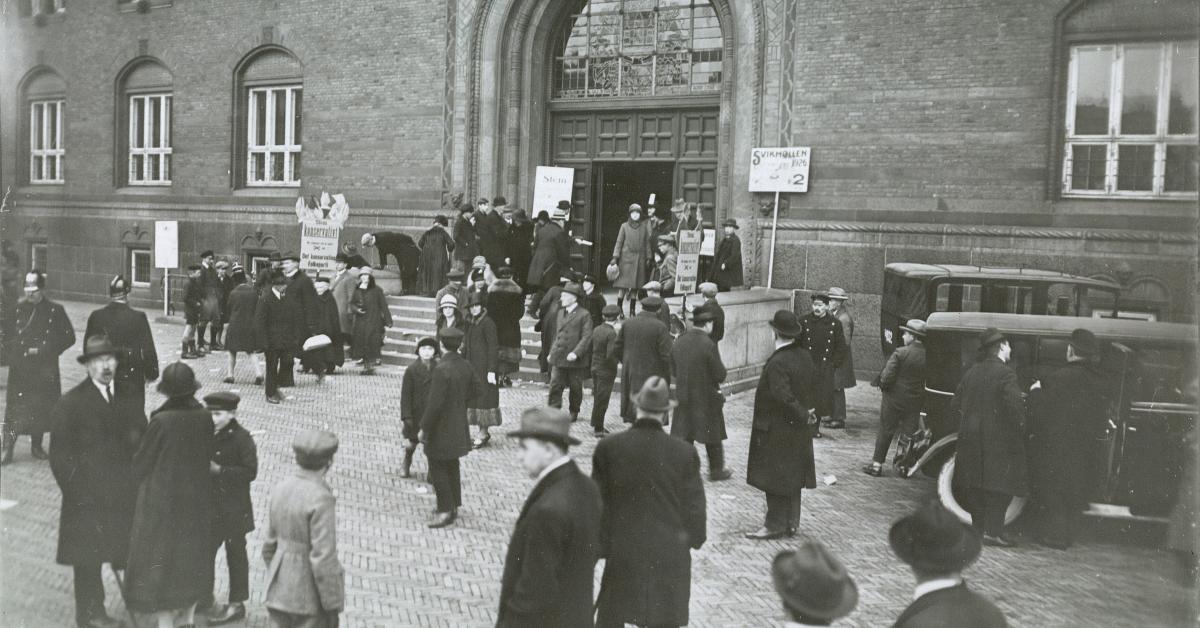 Menneskemængde samlet foran rådhuset