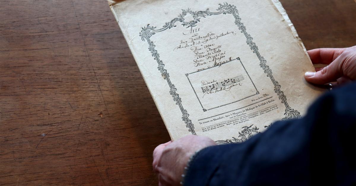 To hænder holder et sæt gamle noder
