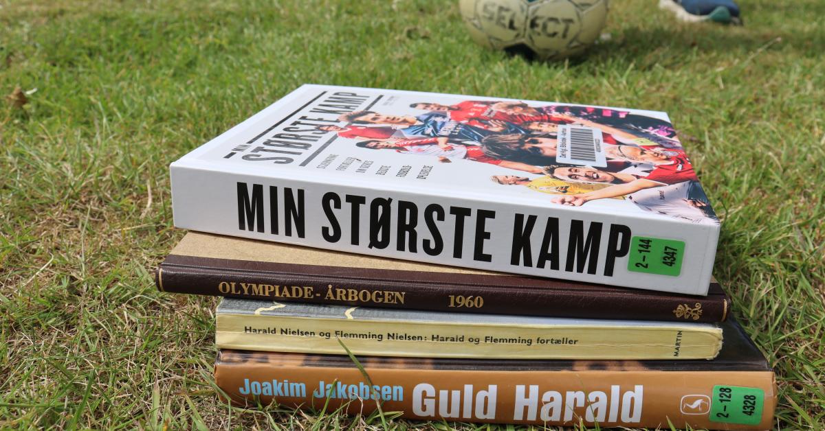 Bøger med fodbold i baggrunden