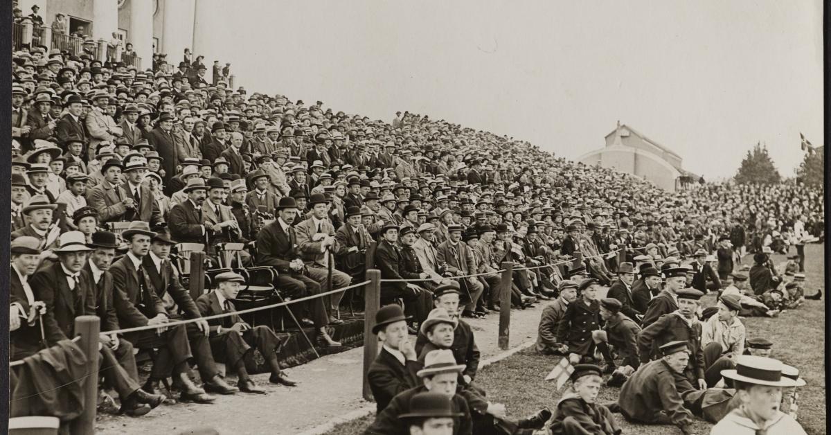 Tilskuere ved en landskamp i fodbold mellem Danmark og Sverige i København i begyndelsen af det 20. århundrede.