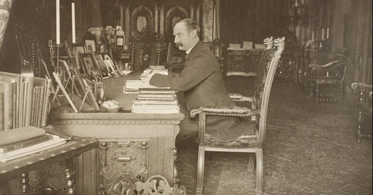 Frederik 9. siddende ved sit skrivebord
