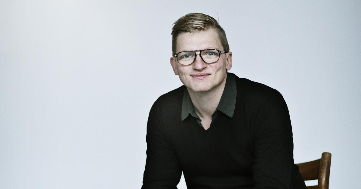Martin Glaz Serup på stol