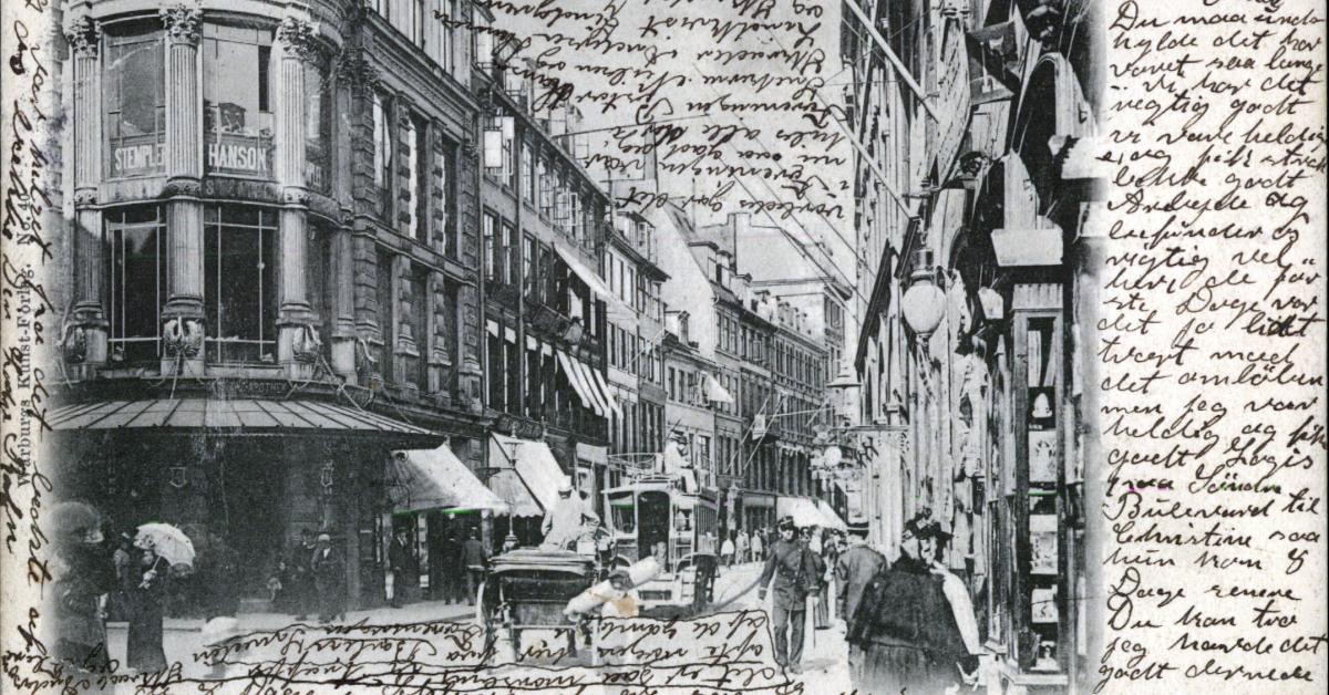 Et gammelt postkort med et billede og virkelig meget håndskrift rundt om det, presset ind på hvert et lille stykke blankt papir.