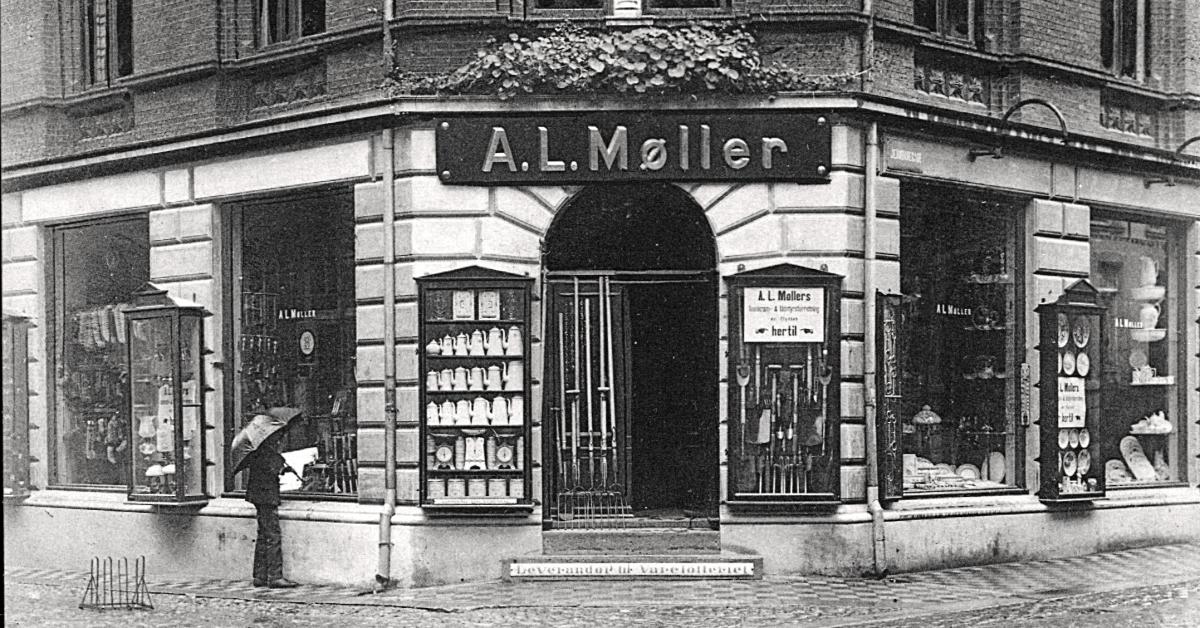 En dør til en forretning med et skilt over. På skiltet står "A.L. Møller".